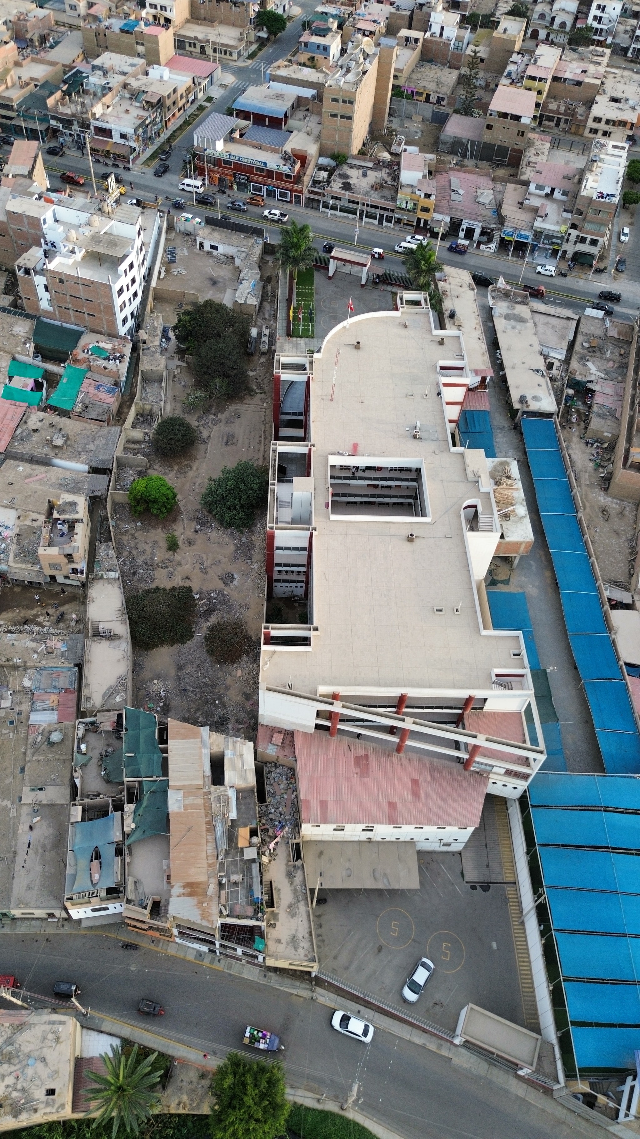 Terreno comercial 2421 m2 frente a Avenida — foto 2