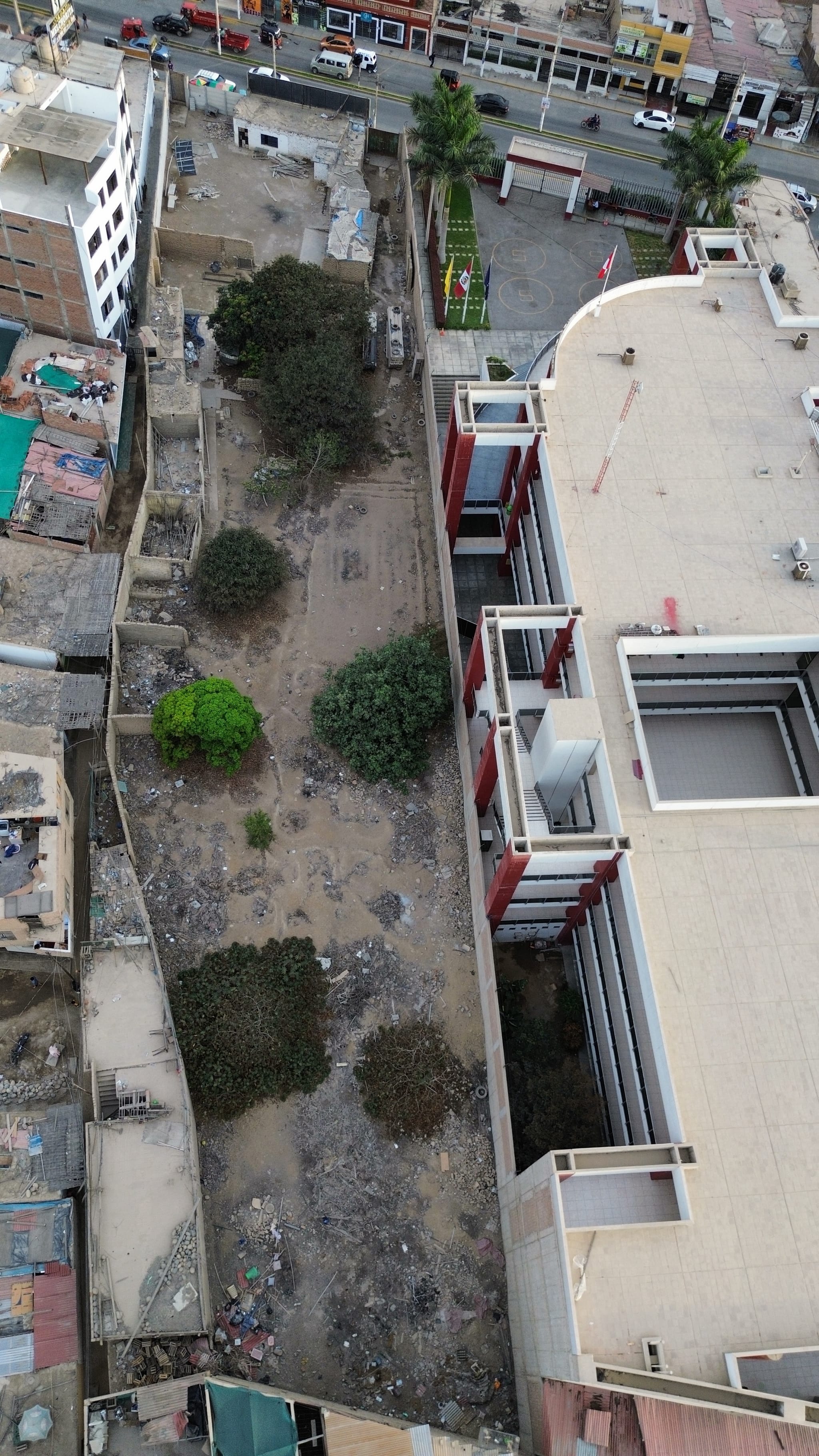 Terreno comercial 2421 m2 frente a Avenida