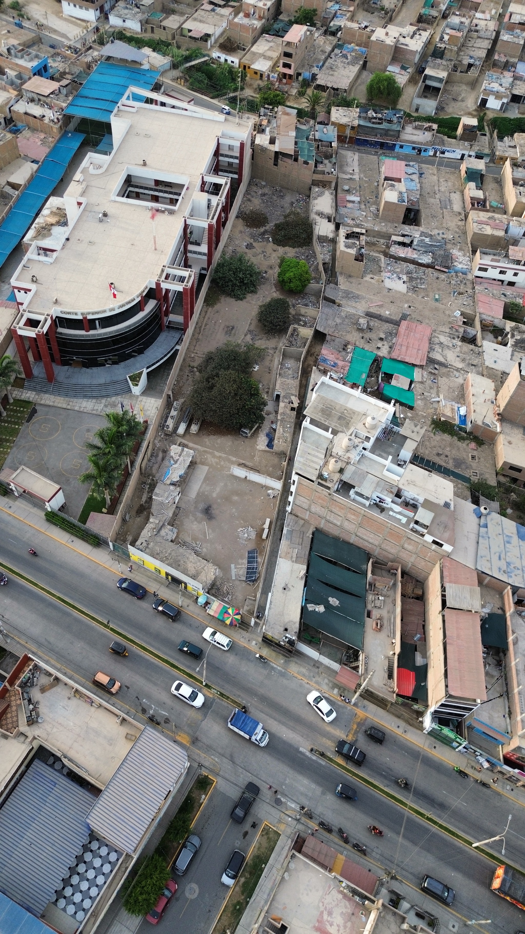 Terreno comercial de 2421 m2 en Av Benavides — foto 2